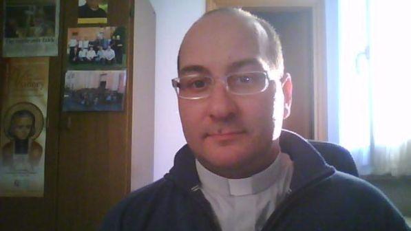 Parroco recita il rosario su Facebook: offese e minacce da anticlericali ed estremisti islamici