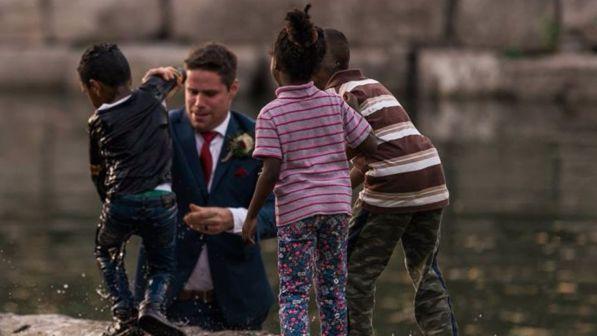 Canada, bimbo cade nel fiume e il novello sposo si tuffa per salvarlo