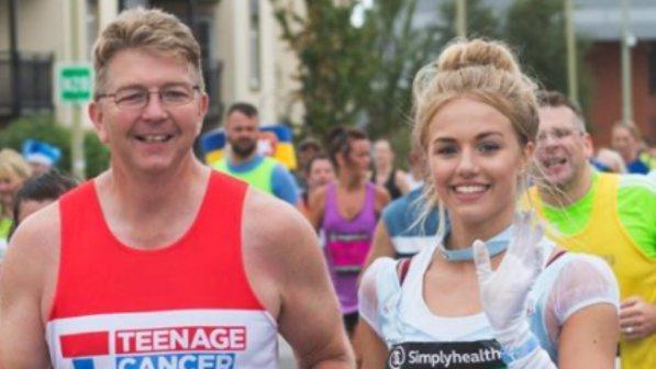 Gb, corre la Great North Run vestita da Cenerentola: simbolo della sua vittoria contro il cancro