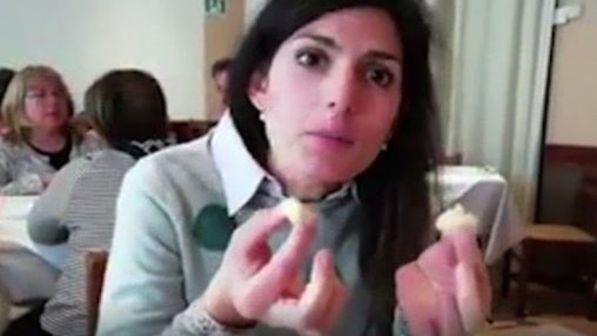 Raggi "spiega" a Salvini la questione debito di Roma con una brioche: "Hai capito?"