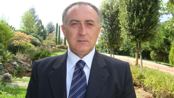 Comune senza soldi, il sindaco provoca su Facebook: "Vendo il paese ai cinesi"