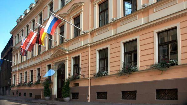 Lettonia, gruppo armato prende controllo albergo a Riga
