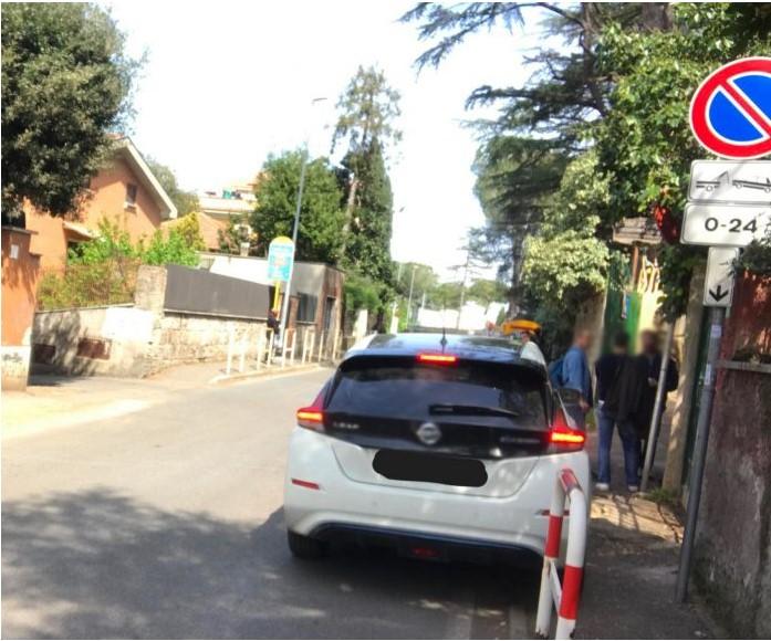 Raggi nella bufera per un parcheggio, il sindaco: "E' una fake news" | A bordo gli uomini della sua scorta