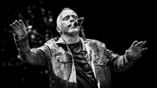 Eros Ramazzotti accusato di plagio, il musicista Lenny De Luca chiede i danni