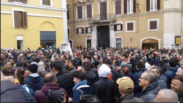 Protesta dei pescatori a Roma: petardi e bombe carta davanti a Montecitorio