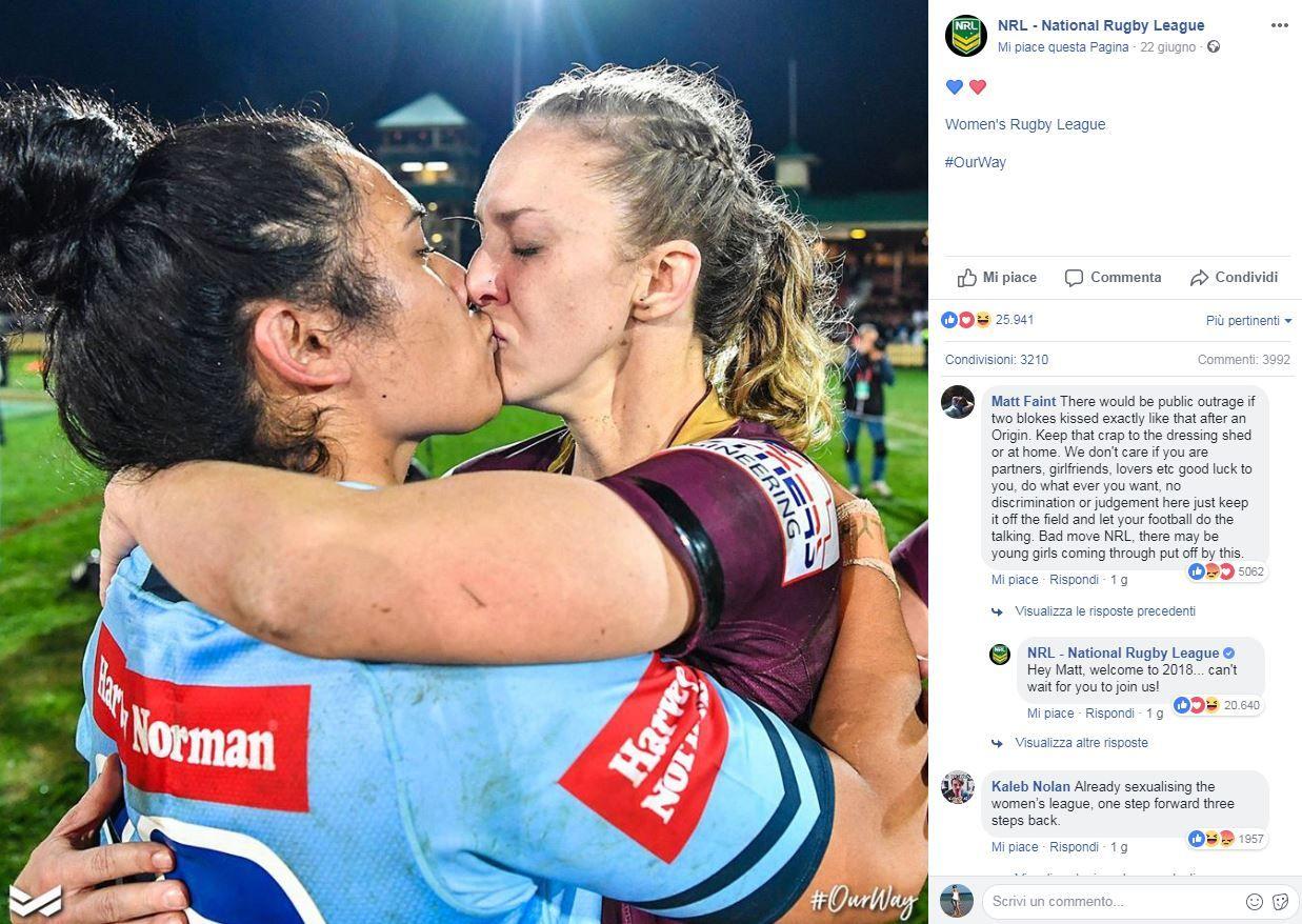Australia, polemica per bacio fra due rugbiste | La nazionale: "Benvenuti nel 2018"