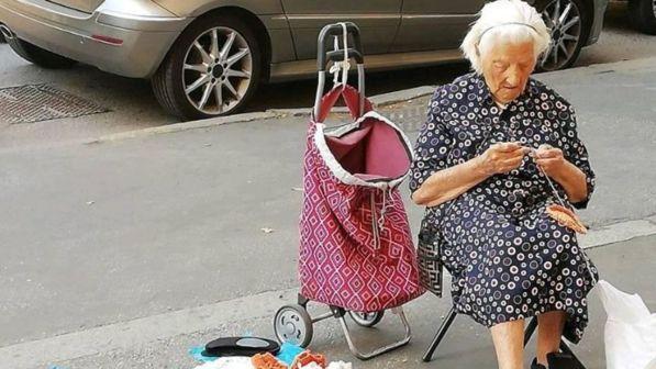 Roma, la storia della nonnina che cuce in mezzo alla strada per non stare sola