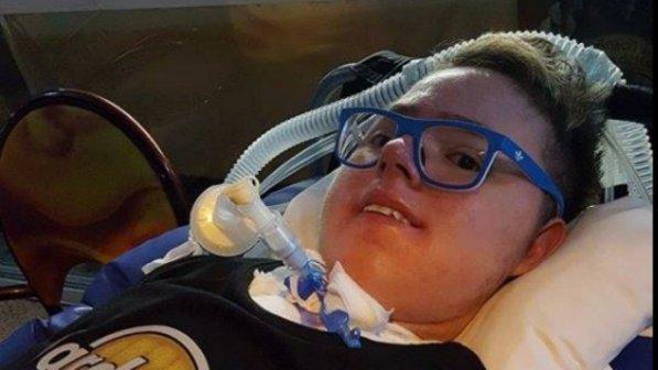 Il ragazzo disabile disposto a pagare per trovare amici è un po' meno solo: boom di richieste sui social