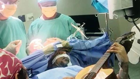 Sudafrica, dopo sei ore di operazione al cervello musicista suona la chitarra