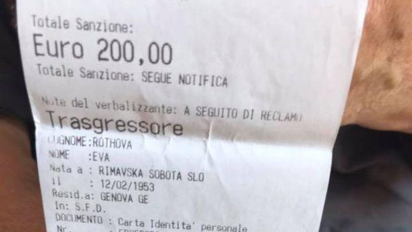 Genova, multa di 200 euro a una clochard: infastidiva i commercianti perché bivaccava per strada