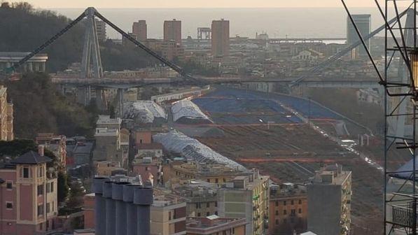 Ponte Genova, abitanti: "Sostanze blu in terreni vicini alle case"