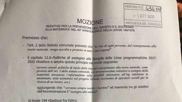 Mozione contro l'aborto a Verona, la capogruppo del Pd non si dimette: "Ho votato secondo coscienza"