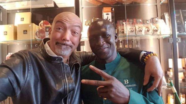 Vendeva accendini fuori dal negozio, richiedente asilo assunto dopo anni