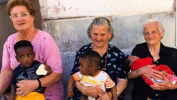 Benevento, le nonne di Campoli con i bimbi dei migranti in braccio: l'altro volto dell'accoglienza italiana