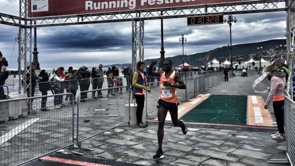 Maratona di Trieste, dopo le polemiche gli atleti africani partono in prima fila | Vince il ruandese Noel Hitimana