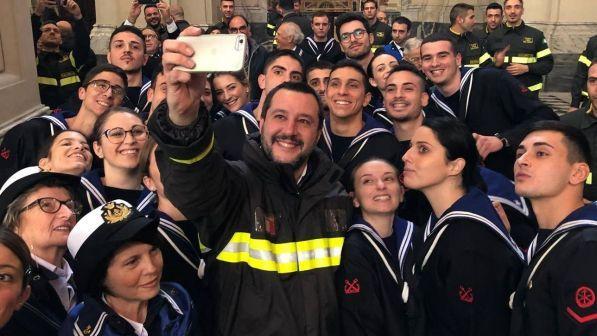 Salvini e la divisa "abusiva", protesta il sindacato dei pompieri: "Uso improprio" | Il ministro: "Orgoglioso di indossarla"