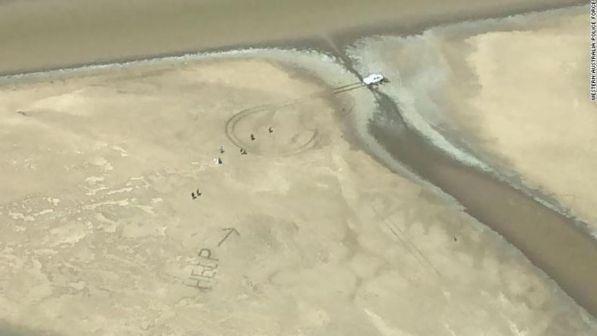 Australia, scrivono "HELP" a caratteri cubitali sul fango per salvarsi dai coccodrilli