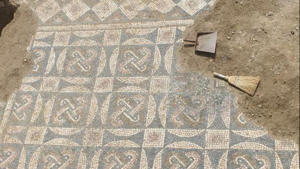 Forlì, scoperto un mosaico intatto durante gli scavi nella Villa di Teodorico