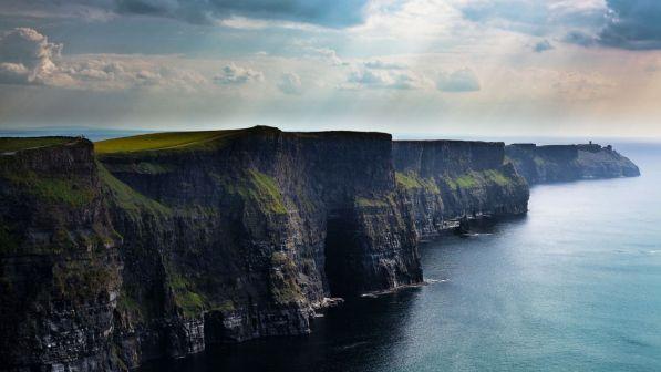 Irlanda, si scatta un selfie sulla scogliera: 20enne precipita e muore