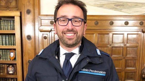 Salvini fa tendenza, ora è il ministro Bonafede con la divisa della polizia penitenziaria