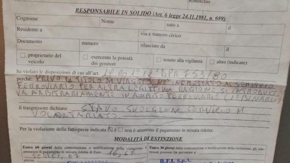 Portano latte e biscotti ai senzatetto nella stazione a Foggia, multati di 16,67 euro | La Polfer: "Pronti per annullarle"