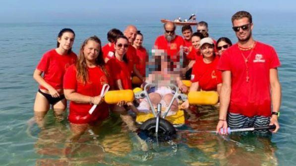 Pisa, un bagno in mare come regalo di compleanno: il giorno speciale di Sandra, malata di Sla