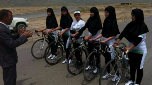 Nobel Pace, l'Italia candida le cicliste afghane: "Simbolo di un futuro ecologico"