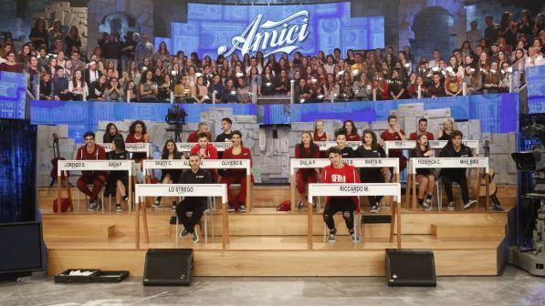 "Amici", riapre la scuola: eliminata Raffaella e vittoria del team di Riccardo