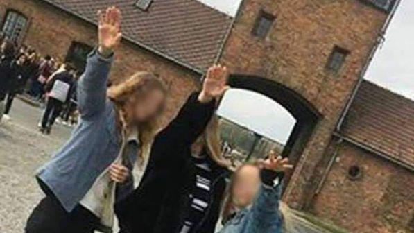 Auschwitz, scattano selfie col braccio teso: tre studentesse a rischio carcere