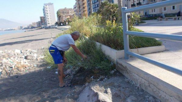 Castellammare di Stabia, disoccupato si improvvisa spazzino: "Amo troppo la mia città"