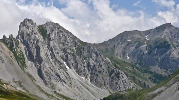 Valle Camonica, scivola e cade in un dirupo: morto alpinista 38enne
