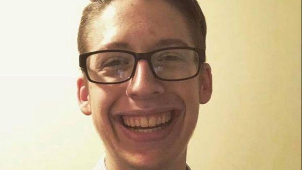Usa, compie 18 anni e si ribella alla mamma no vax: "Decido io e mi vaccino"