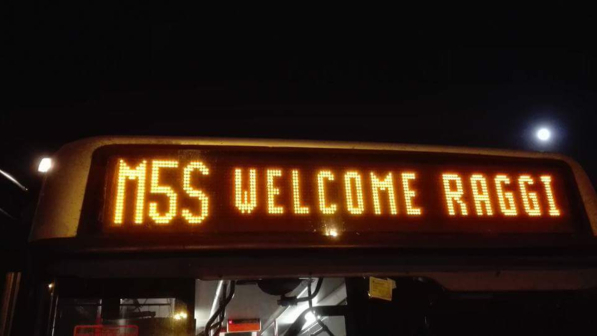 Sul bus compare la scritta "M5S Welcome Raggi", autista Atac dà il benvenuto al nuovo sindaco di Roma