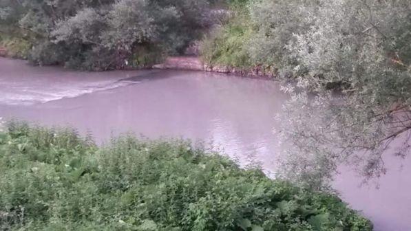 Scarichi abusivi ad Avellino: le acque del fiume Sabato diventano rosa
