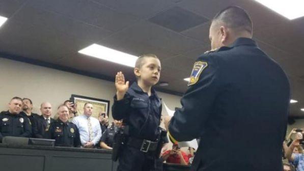 Usa, bimba di 6 anni con il cancro realizza il sogno di diventare poliziotto