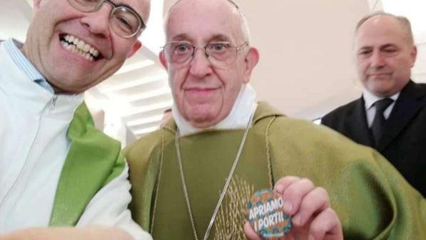 Papa Francesco si fa fotografare con una spilla con la scritta: "Apriamo i porti"
