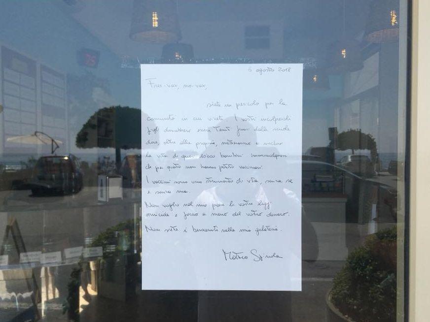 Chiavari, il cartello che divide: "Nel mio negozio non vendo gelati ai no vax"