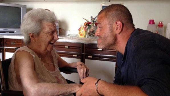 Giulio Golia dopo la morte della mamma: "Godetevi sempre i genitori"