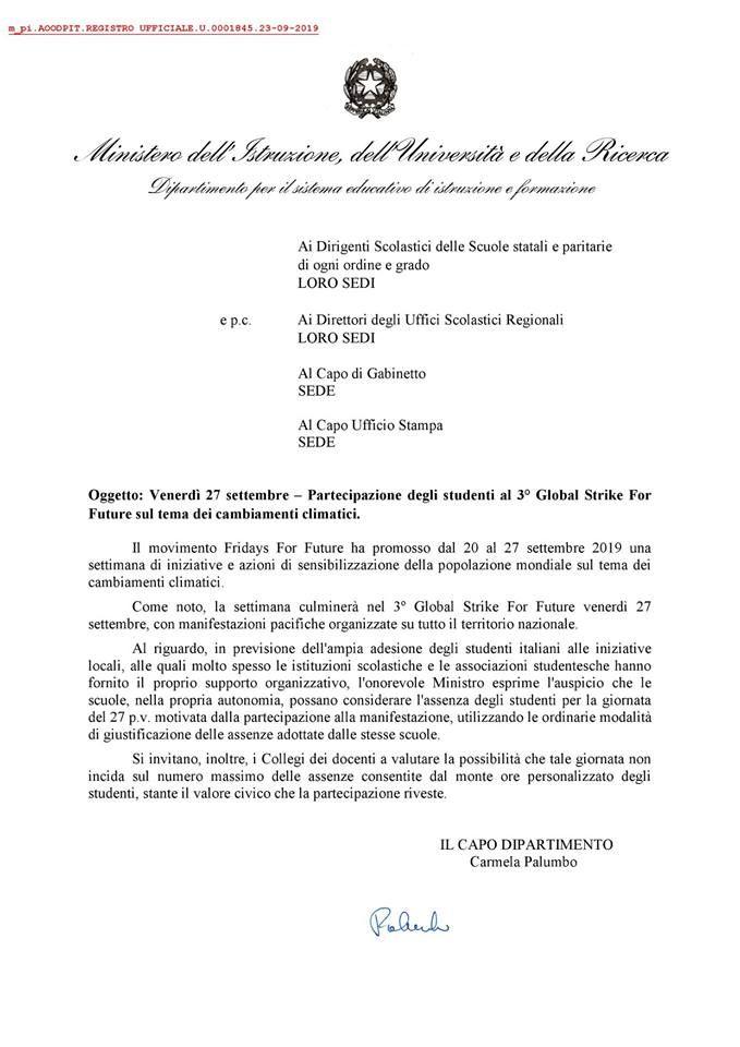 Ambiente, Fioramonti: "Giustificare l'assenza degli alunni per le proteste sul clima"