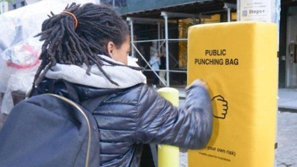 Nelle strade di New York arrivano le punching bag per prendere a pugni lo stress