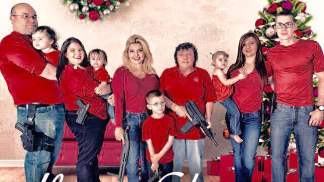 Pistole e mitragliette sotto l'albero: la foto-provocazione di una deputata Usa