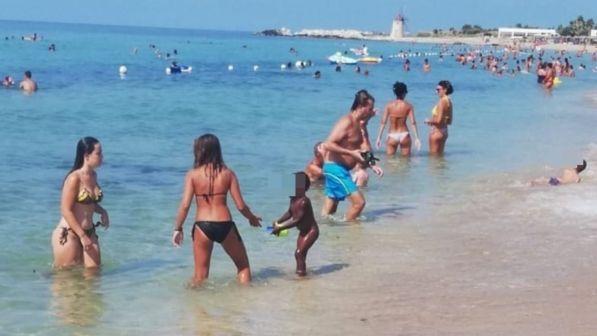 Trapani, bagnanti alla mamma vu cumprà: "Lascia con noi tua figlia e vai a lavorare tranquilla"