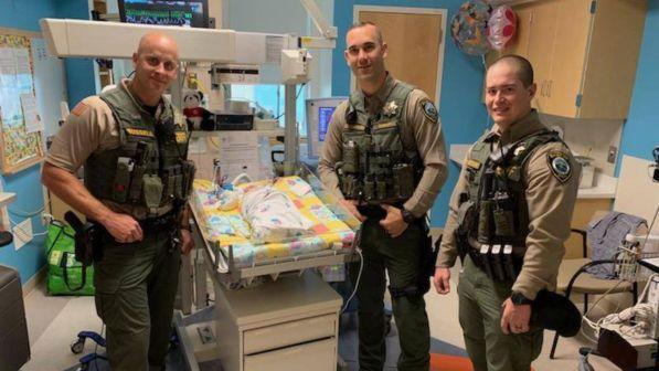 Usa, neonata va in arresto respiratorio: salvata da tre poliziotti