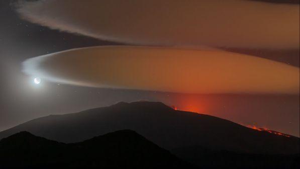 Fantastiche nubi lenticolari sospese sull'Etna, la foto del giorno scelta dalla Nasa