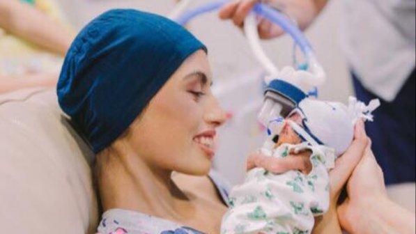Muore la mamma australiana di 19 anni malata di leucemia: rifiutò le cure per salvare il figlio