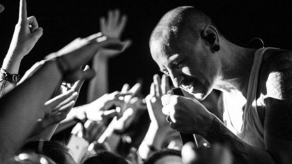 I Linkin Park ricordano Chester Bennington a un anno dalla tragica scomparsa