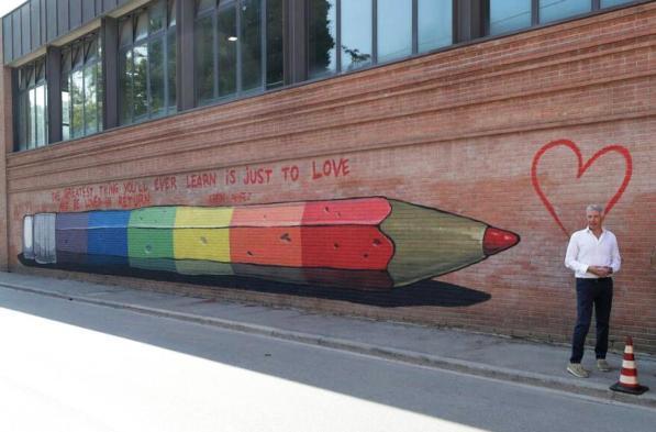 Ravenna, scrivono "il preside è gay" sul muro del liceo: la scritta coperta da un'opera color arcobaleno