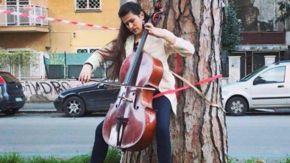 Roma, violoncellista si lega ad un albero e suona contro gli abbattimenti