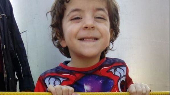 Bimbo morto cadendo dal carro di Carnevale, il padre: "Il mio piccolo Power Ranger ora gioca con gli angeli"