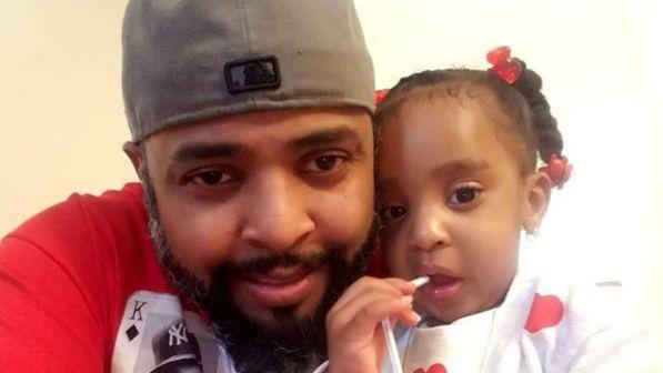 New York, papà dà fuoco all'auto e chiude le portiere: bimba di 3 anni bruciata viva